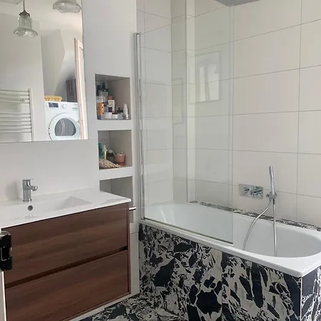 Apartament Parisian With Balcony Paryż