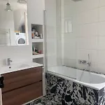 Апартаменты Parisian With Balcony Париж