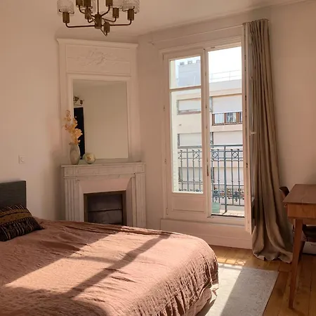 Апартаменты Parisian With Balcony