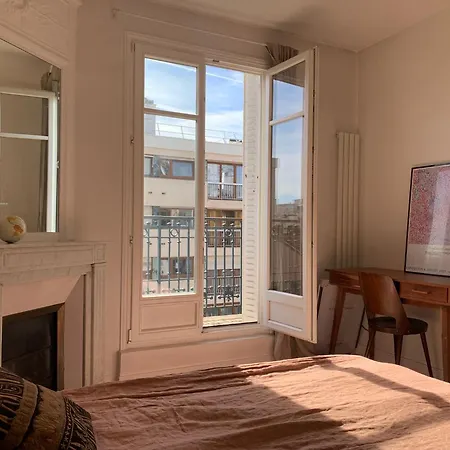 Parisian With Balcony Апартаменты
